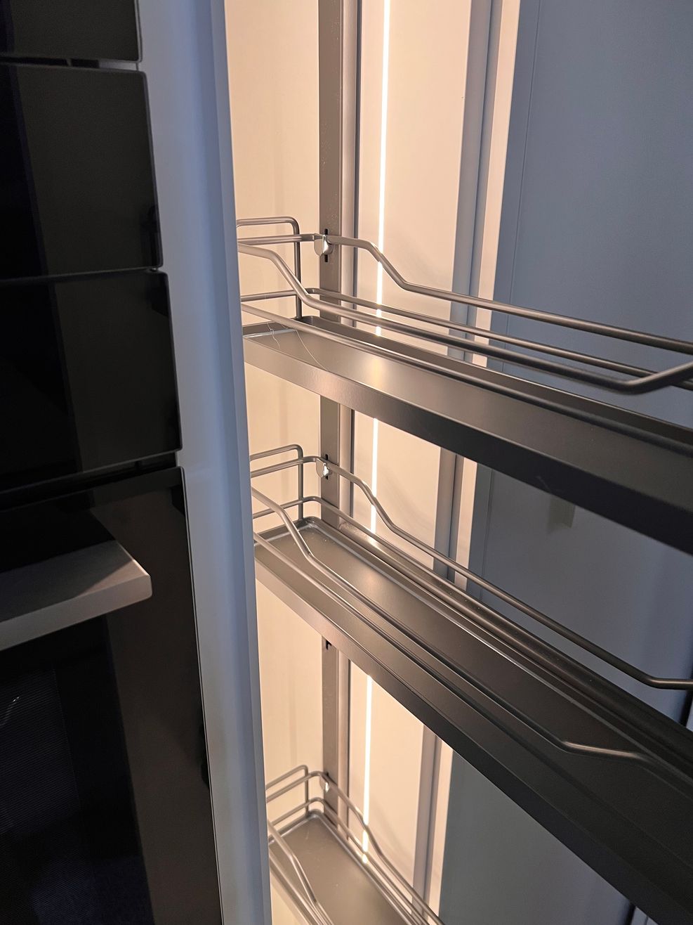 Showroom Metr Meble Wrocław — konsultacja przy próbkach materiałów i wizualizacji 3D