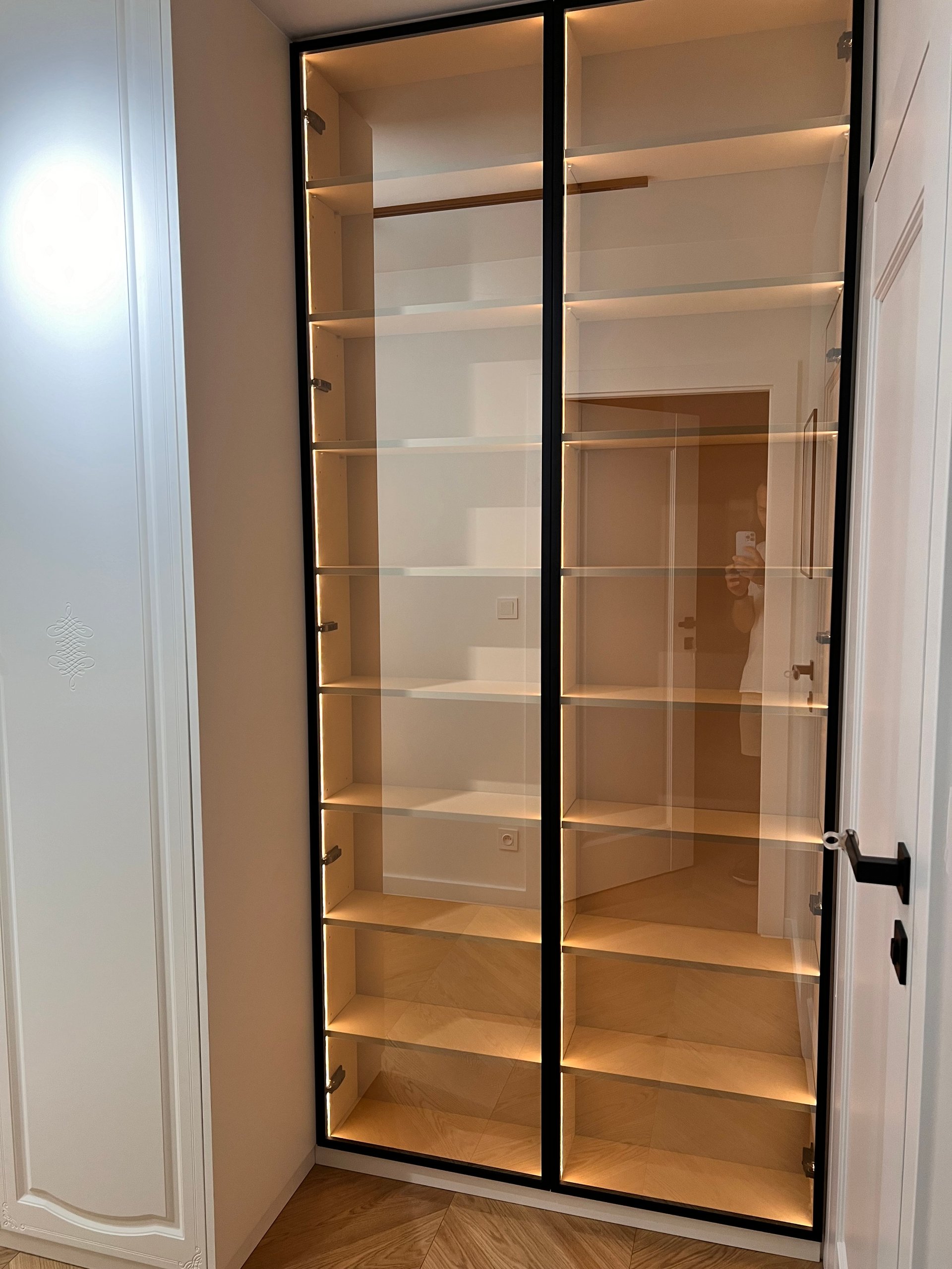Szafa na wymiar walk-in — porównanie z gotową szafą, jakość i cena — Metr Meble Wrocław